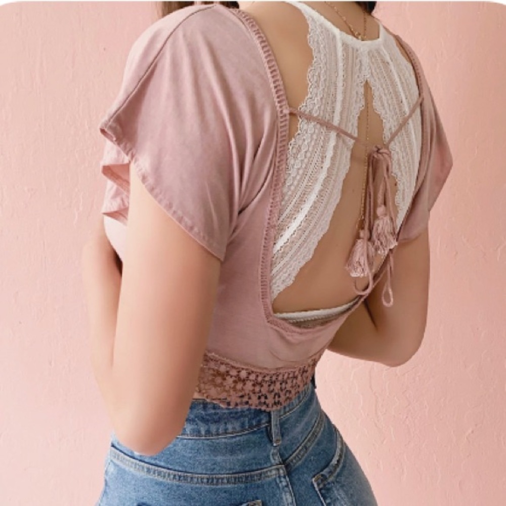 NWOT DOWN FOR IT FLORAL TRIM TOP (BLUSH)